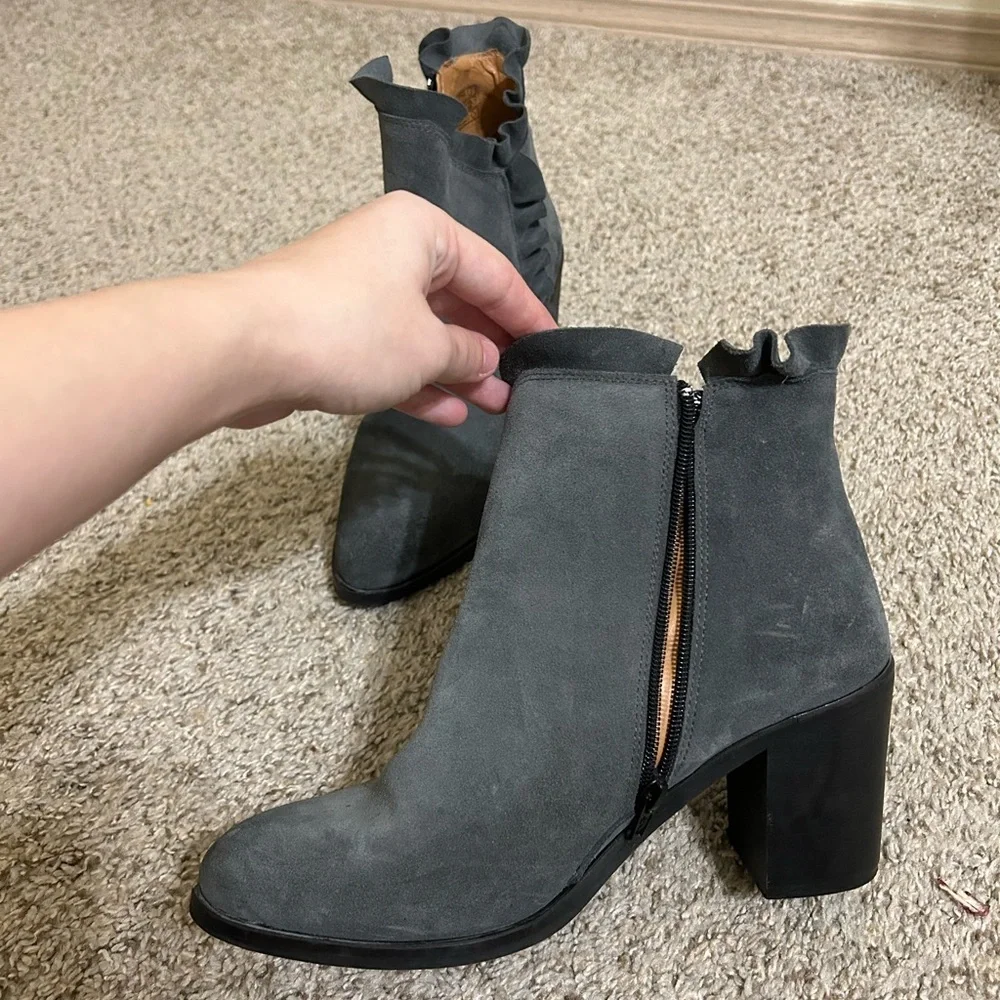Klub Nico Bellamy Suede Ruffle Ankle Boots Gray Black Side Zip Leather Size 9